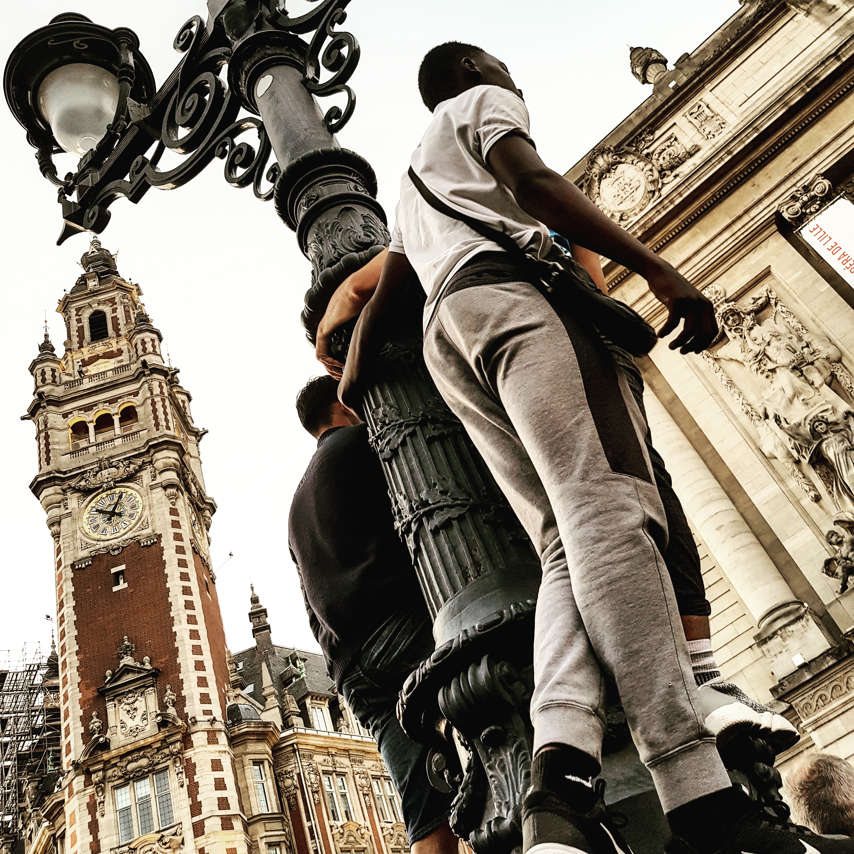 fête de la musique boys on lamppost